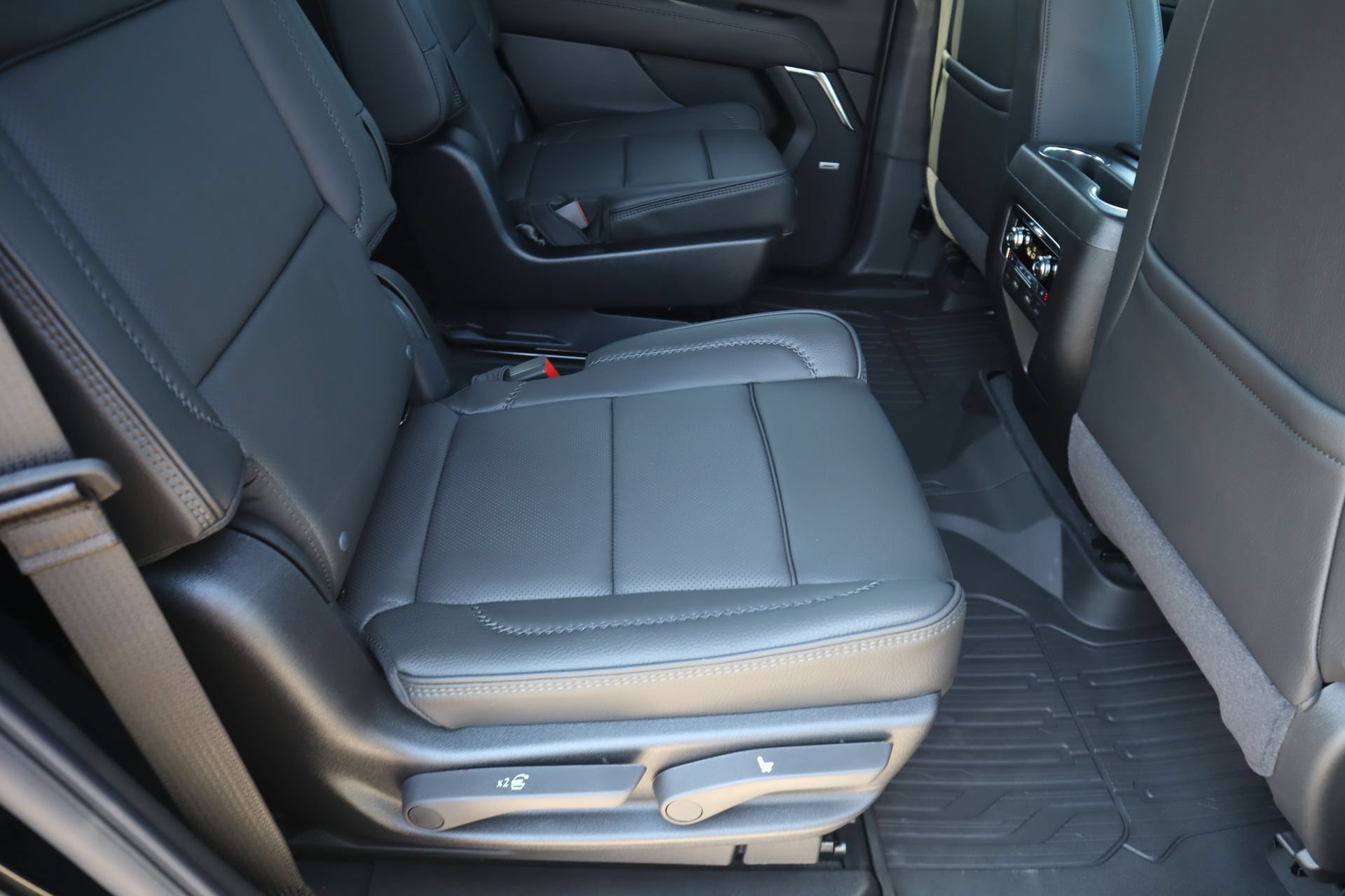 New 2026 GMC Yukon Denali w/ Denali Reserve Package AWD/4WD image 25