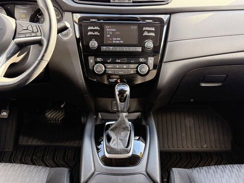 Certified 2017 Nissan Rogue SV image 24