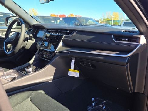 New 2025 Jeep Grand Cherokee Laredo X image 8