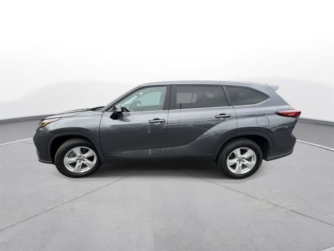 Used 2023 Toyota Highlander LE FWD image 9