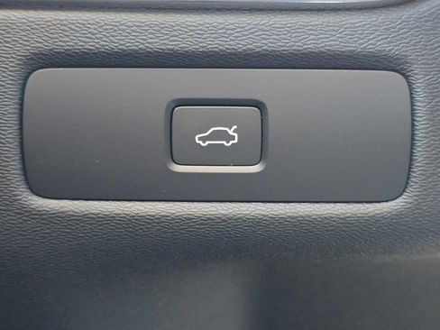 Used 2025 Volvo XC60 B5 Plus AWD/4WD image 33
