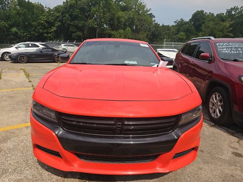 Used 2018 Dodge Charger SXT w/ Blacktop Package RWD image 2