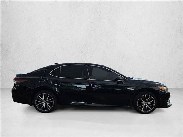 Used 2022 Toyota Camry XLE w/ Cold Weather Package FWD image 4