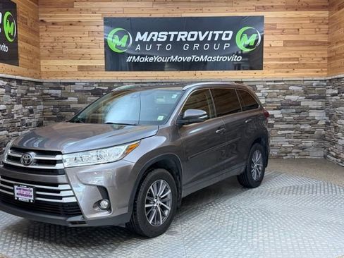 Used 2017 Toyota Highlander XLE AWD/4WD image 4