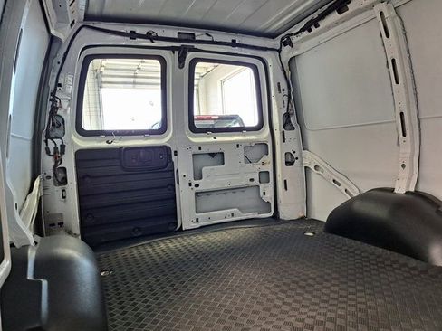 Used 2017 Chevrolet Express 2500 RWD image 24