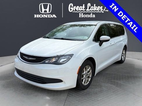 Used 2017 Chrysler Pacifica Touring FWD image 2