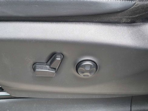 Used 2023 Chrysler Pacifica Touring-L FWD image 19