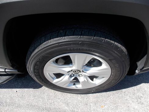 Used 2021 Toyota RAV4 XLE w/ Convenience Package FWD image 23