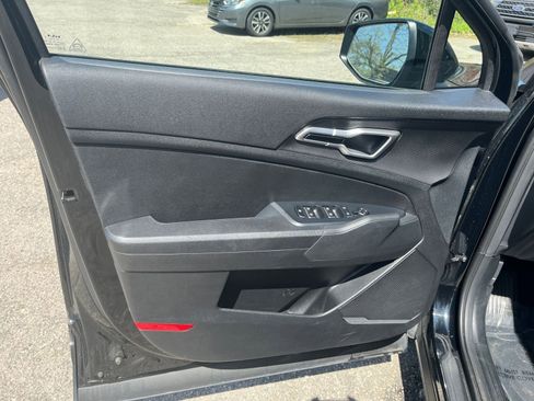 Used 2025 Kia Sportage LX image 18
