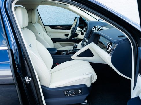 Used 2024 Bentley Bentayga image 17
