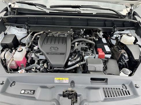 Used 2024 Toyota Highlander LE image 9
