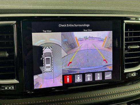 Used 2022 Chrysler Pacifica Pinnacle FWD image 14
