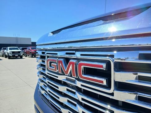 Used 2023 GMC Sierra 1500 Denali w/ Technology Package AWD/4WD image 9