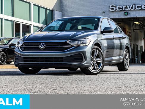 Used 2024 Volkswagen Jetta SE image 3