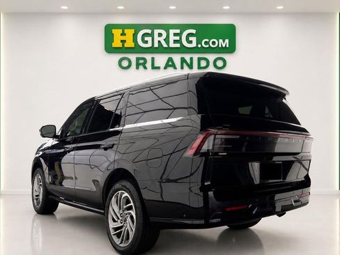 Used 2025 Lincoln Navigator Reserve AWD/4WD image 2