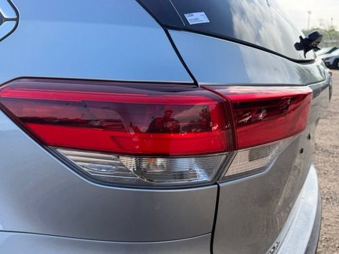 Used 2018 Toyota Highlander XLE AWD/4WD image 11