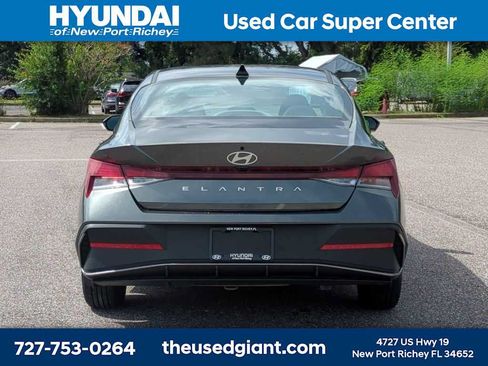 Used 2025 Hyundai Elantra SE FWD image 4