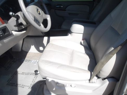 Used 2014 Chevrolet Suburban LT image 19