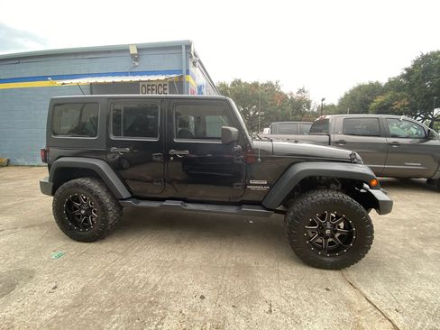 Used 2017 Jeep Wrangler Unlimited Sport w/ Connectivity Group AWD/4WD image 7