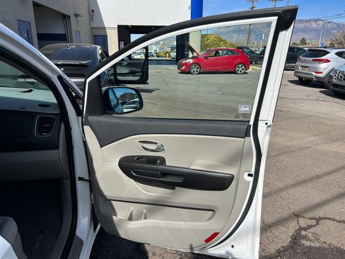 Used 2021 Kia Sedona LX image 34