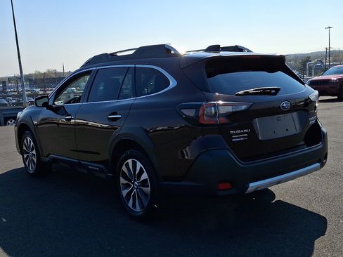 Used 2023 Subaru Outback Touring AWD/4WD image 4