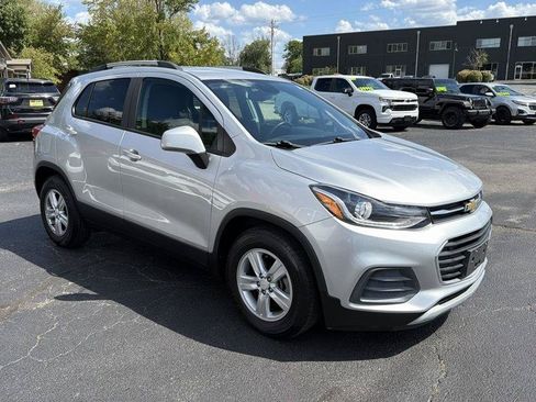 Used 2021 Chevrolet Trax LT w/ Driver Confidence Package FWD image 3