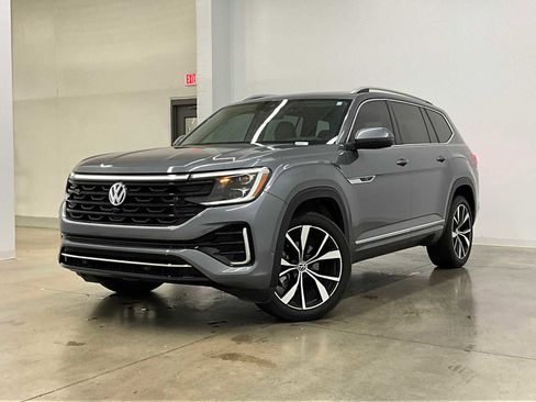 Used 2024 Volkswagen Atlas SEL Premium R-Line image 2