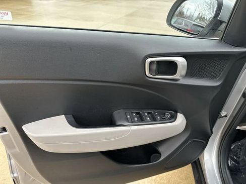 Used 2024 Hyundai Venue SEL image 17