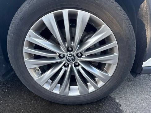 Used 2024 Toyota Highlander Platinum AWD/4WD image 9