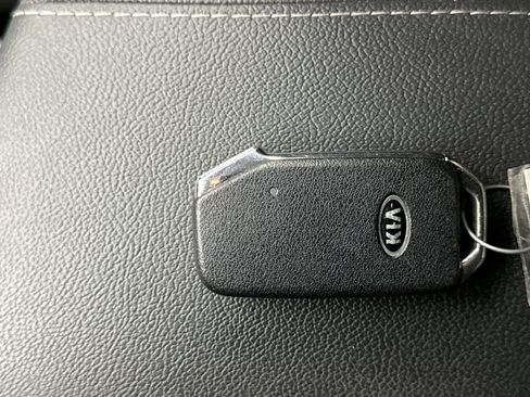 Used 2020 Kia Niro EX image 23