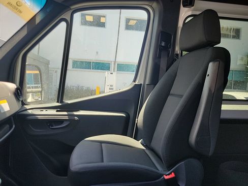 Used 2024 Mercedes-Benz Sprinter 2500 image 22