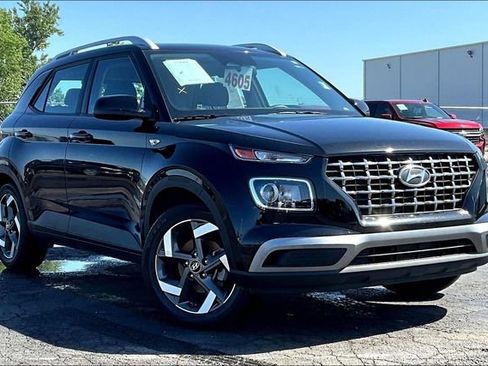 Used 2023 Hyundai Venue SEL FWD image 2