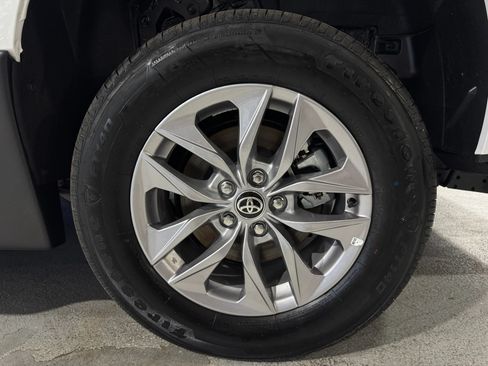 Used 2026 Toyota Sienna LE FWD image 9