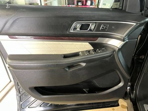 Used 2017 Ford Explorer Platinum image 16