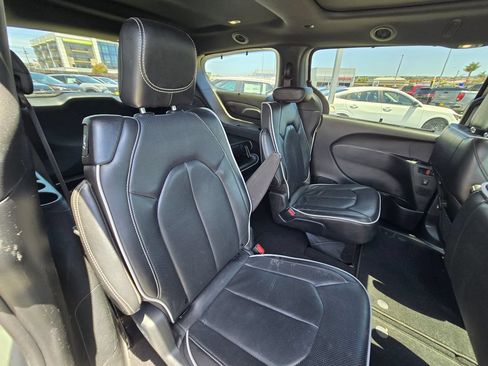 Used 2025 Chrysler Pacifica Limited FWD image 11