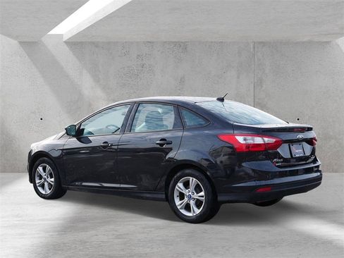 Used 2013 Ford Focus SE w/ SE Winter Pkg image 4