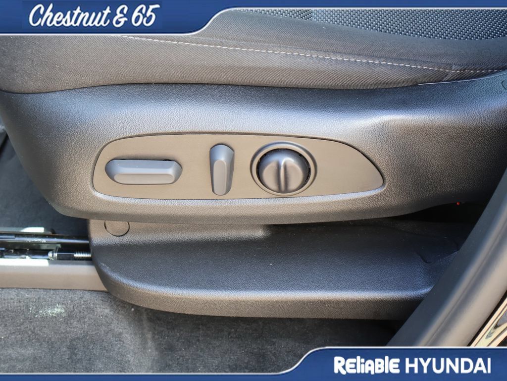 Used 2023 Chevrolet Traverse LT FWD image 26