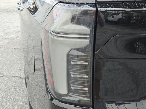 New 2026 Chevrolet Suburban High Country AWD/4WD image 18