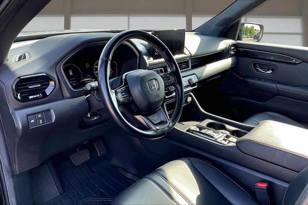 Used 2025 Honda Pilot TrailSport image 13