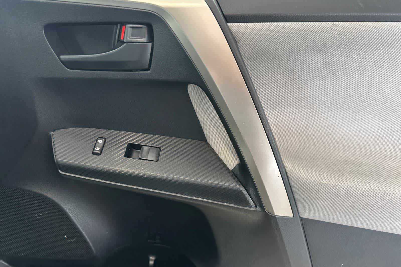 Used 2015 Toyota RAV4 LE FWD image 18
