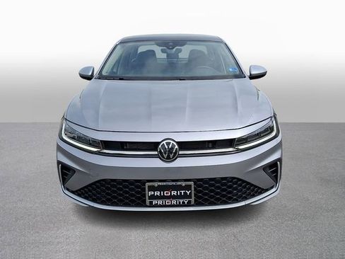 Used 2025 Volkswagen Jetta SE FWD image 2