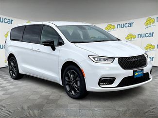 New 2026 Chrysler Pacifica Select video 1