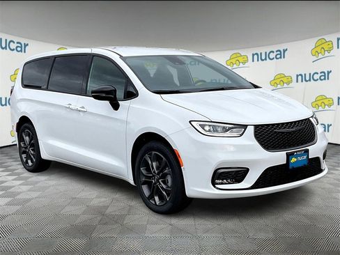 New 2026 Chrysler Pacifica Select image 1