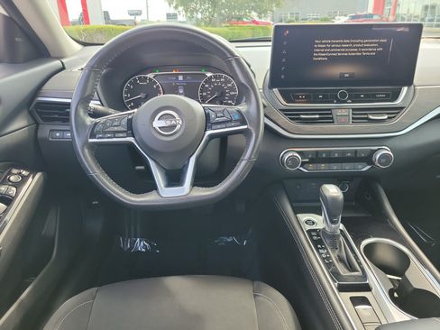 Used 2023 Nissan Altima 2.5 SV w/ SV Premium Package FWD image 10