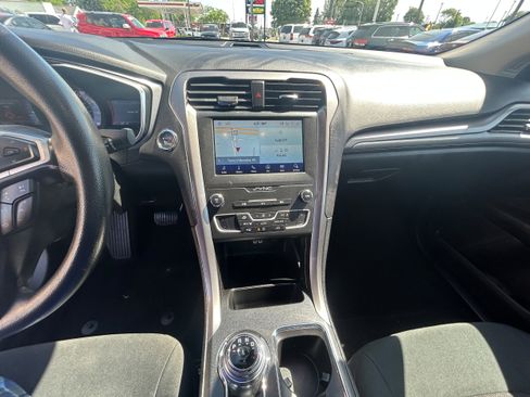 Used 2020 Ford Fusion SE FWD image 8