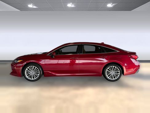 Used 2019 Toyota Avalon Limited FWD image 2