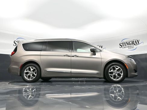 Used 2017 Chrysler Pacifica Limited w/ UConnect Theater Package image 24