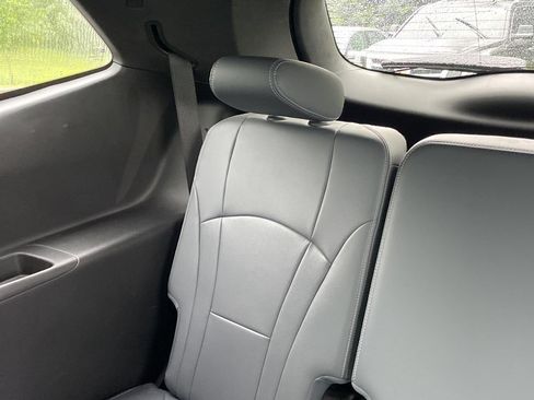 Used 2022 Buick Enclave Essence AWD/4WD image 14