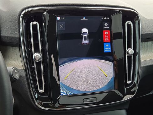 Used 2023 Volvo XC40 B5 Plus AWD/4WD image 28
