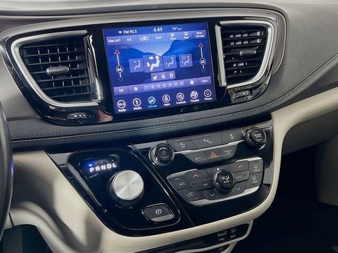 Used 2019 Chrysler Pacifica Limited FWD image 19